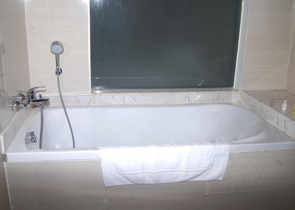 Man Myanmar Hotel Naypyidaw Habitación foto